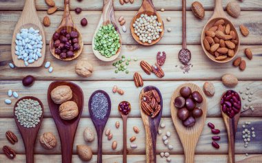 Çeşitli baklagiller ve nutshells kaşık içinde farklı türde. Waln