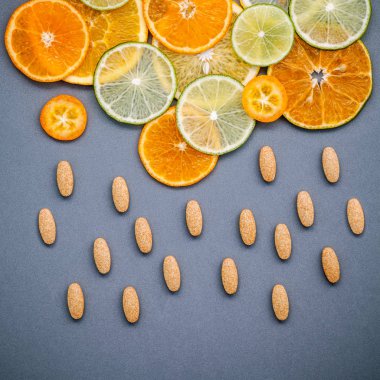 Sağlıklı gıdalar ve tıp kavramı. C vitamini ve vario hapları