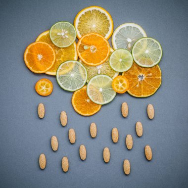 Sağlıklı gıdalar ve tıp kavramı. Citru ve C vitamini hapları