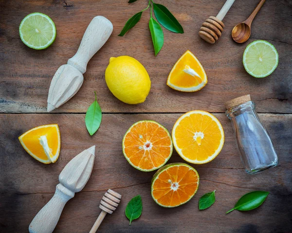 Smíšené čerstvých citrusových plodů a listí oranžové pozadí. Přísad jako — Stock fotografie