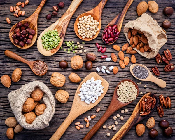 Çeşitli baklagiller ve nutshells kaşık içinde farklı türde. Waln — Stok fotoğraf