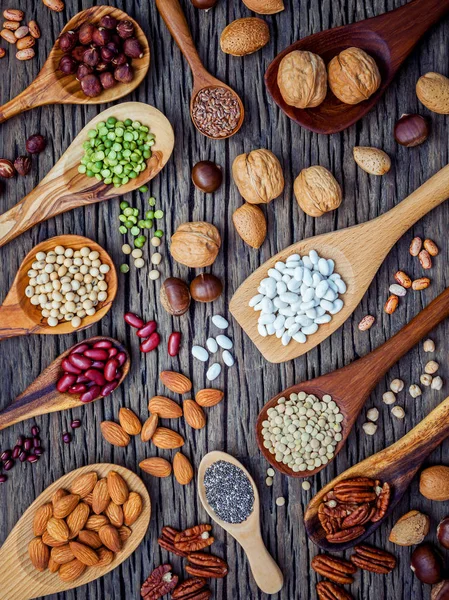 다양 한 콩 고 숟가락에 nutshells의 다른 종류. Waln — 스톡 사진