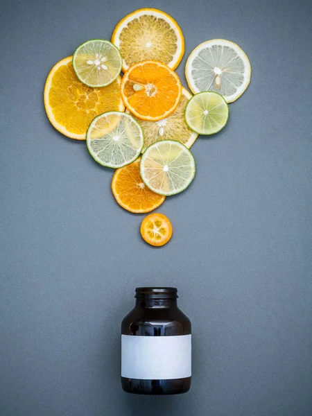 Egészséges élelmiszerek és az orvostudomány koncepció. C-vitamin és Vári üveg — Stock Fotó