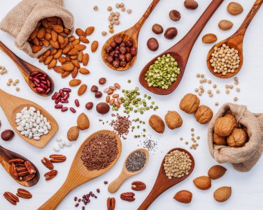 Çeşitli tür bakliyat ve nutshells kaşık ve kenevir çuval çanta.