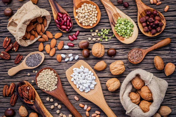 Çeşitli baklagiller ve nutshells kaşık içinde farklı türde. Waln — Stok fotoğraf