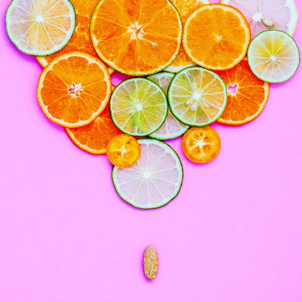 Egészséges élelmiszerek és az orvostudomány koncepció. A C-vitamin és a különböző fogamzásgátló tabletta — Stock Fotó