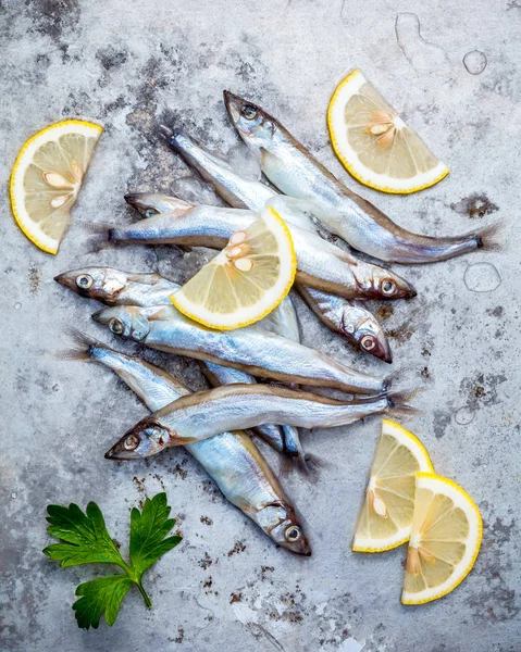 Shishamo friss halak teljesen lapos tojás feküdt a kopott fém ba — Stock Fotó