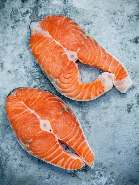 Filete de salmón fresco en rodajas planas sobre fondo metálico en mal estado . —  Fotos de Stock