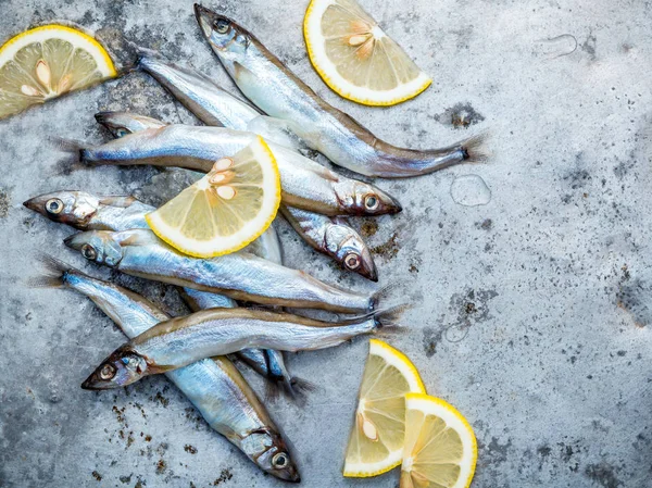 新鮮なししゃも魚は完全にフラット卵はぼろぼろ金属 ba のレイアウトします。 — ストック写真
