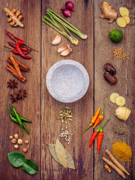 Olika thailändska matlagning ingredienser och krydda röd curry pas — Stockfoto
