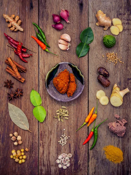Varios de comida tailandesa ingredientes de cocina y especias de curry rojo pas —  Fotos de Stock