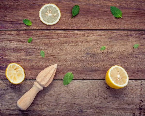 Lemon segar dan jus kayu untuk jus musim panas dan koktail. Fre — Stok Foto