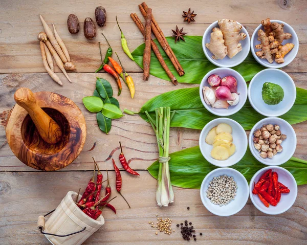 Divers ingrédients de cuisine thaïlandais pour épicer le curry rouge pas — Photo