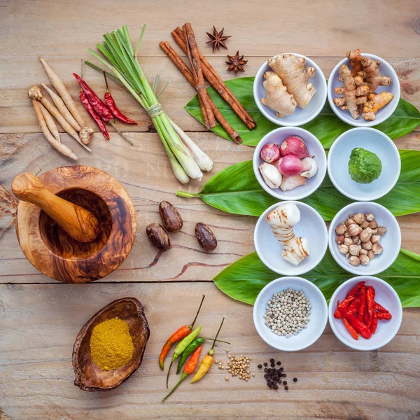 Vários alimentos tailandeses ingredientes para cozinhar tempero vermelho curry pas — Fotografia de Stock