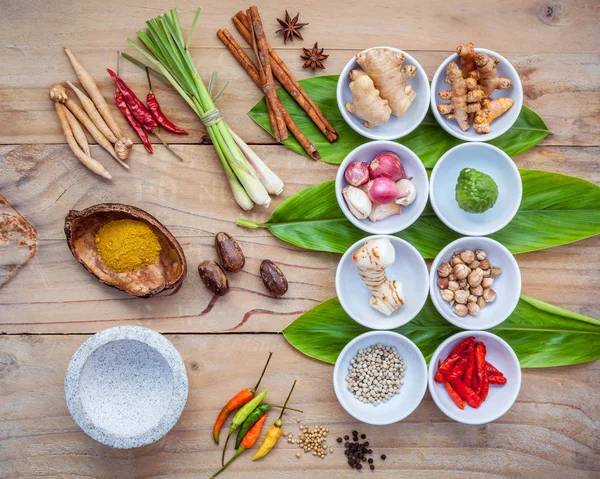 Vários alimentos tailandeses ingredientes para cozinhar tempero vermelho curry pas — Fotografia de Stock