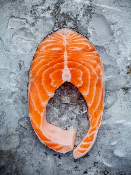 Filé de salmão fresco fatiado flat lay em fundo metálico gasto . — Fotografia de Stock