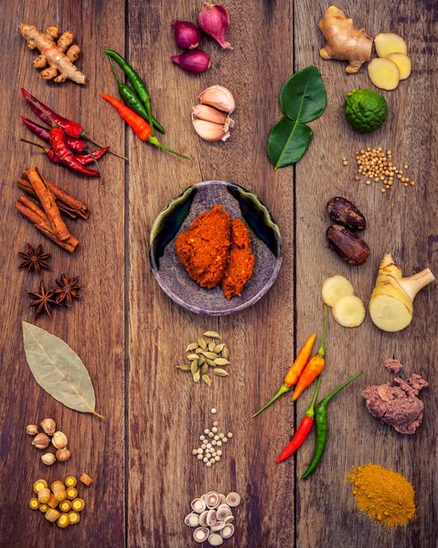 Vários alimentos tailandeses Cozinhar ingredientes e especiarias vermelho curry pas — Fotografia de Stock