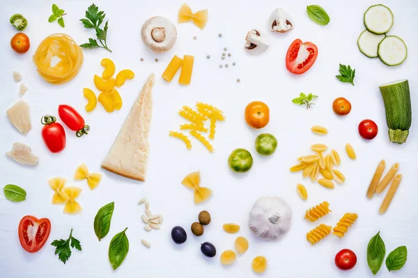 Concepto de comida italiana. Varios tipos de pasta con ingredientes swe — Foto de Stock