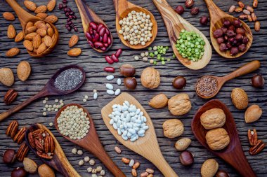Çeşitli baklagiller ve nutshells kaşık içinde farklı türde. Waln