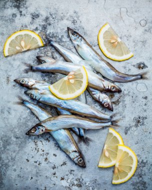 Taze catch Shishamo balık tam yumurta düz eski püskü metal ba üzerinde yatıyordu.