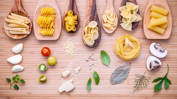 Concept culinaire italien .Divers types de pâtes dans des cuillères en bois esprit — Photo