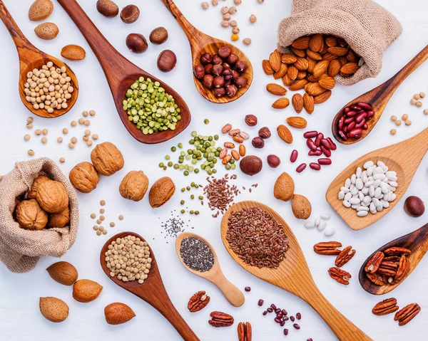 Varias legumbres y diferentes tipos de frutos secos en cucharas. Nueces k — Foto de Stock