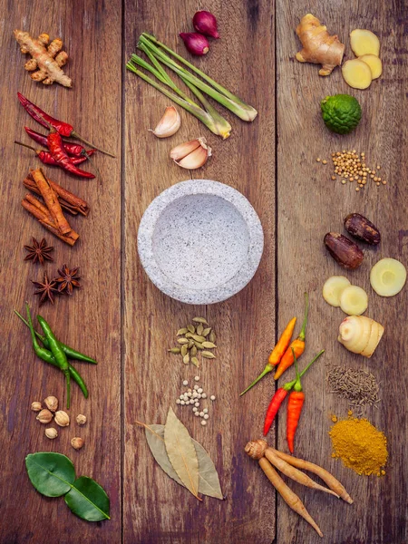 Vários alimentos tailandeses Cozinhar ingredientes e especiarias vermelho curry pas — Fotografia de Stock