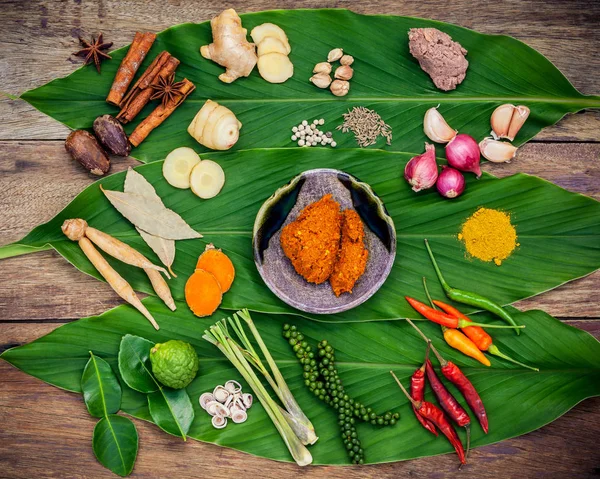 Různé složky vaření thajské potravin a červené koření kari pas — Stock fotografie