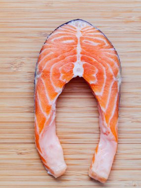 Taze somon fileto düz dilimlenmiş bambu kesme tahtası üzerinde yatıyordu. Fre