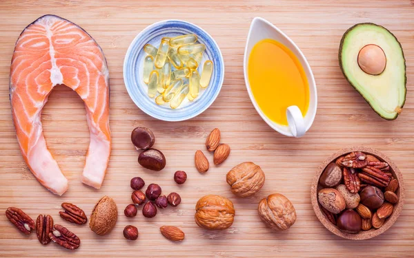 Auswahl von Nahrungsquellen mit Omega-3-Fettsäuren und ungesättigten Fettsäuren. superfoo — Stockfoto