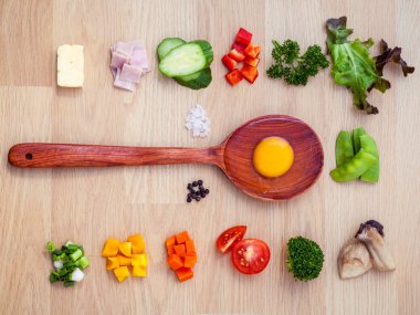 Ahşap panel ev yapımı omlet malzemeler. Çeşitli sebze