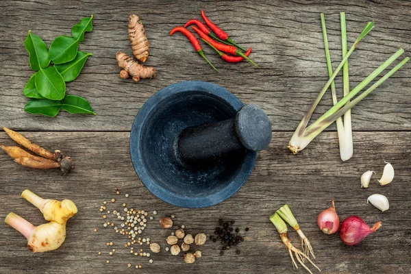 Sortimento de comida tailandesa Cozinhar ingredientes e especiarias caril vermelho — Fotografia de Stock