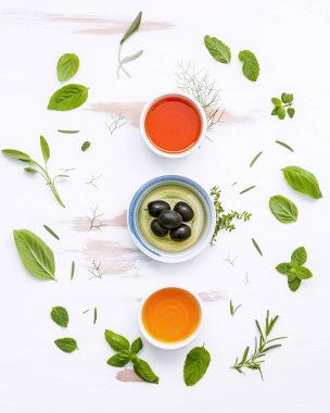 Yemeklik yağlar farklı tür. Zeytin yağı aromalı, baharat yağları 