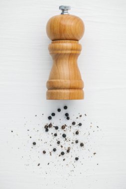 Tahta kaşık üzerinde eski püskü tik ahşap masa portre siyah biber. 
