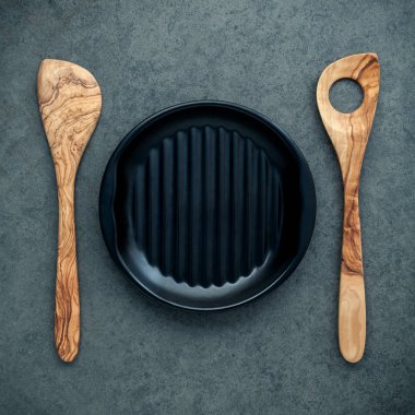 Tahta kaşık mutfak aletleri tahta spatula ve siyah plaka o