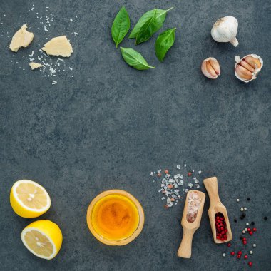 Malzemeler için ev yapımı pesto sos fesleğen, parmesan peyniri 