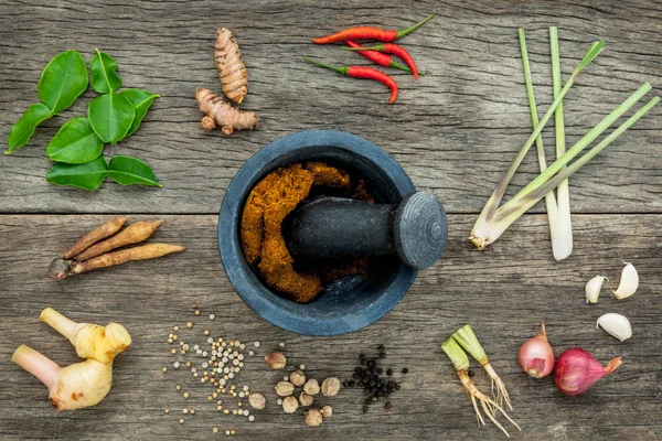 Surtido de comida tailandesa Ingredientes de cocina y especias de curry rojo —  Fotos de Stock