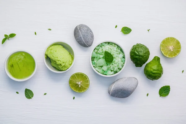 Kulit buatan sendiri perawatan dan tubuh scrub dengan bahan alami hijau — Stok Foto
