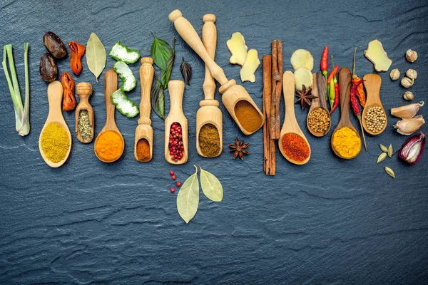Διάφορα μπαχαρικά και βότανα σε ξύλινα κουτάλια. Επίπεδη θέσει μπαχαρικών — Φωτογραφία Αρχείου