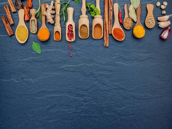 Berbagai rempah-rempah dan rempah-rempah dalam sendok kayu. Rata berbaring rempah-rempah — Stok Foto