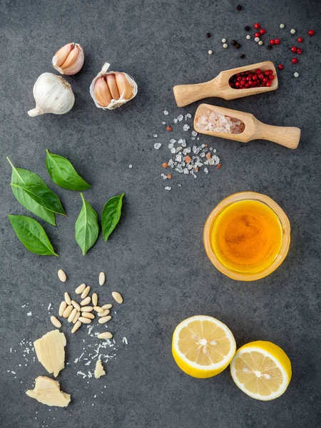 Ingredience pro domácí pesto omáčka bazalka, sýr parmezán — Stock fotografie