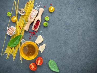 İtalyan gıda kavramı. Malzemeler Reyhan, spagetti için