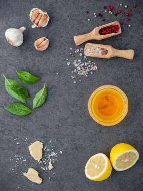 Malzemeler için ev yapımı pesto sos fesleğen, parmesan peyniri 