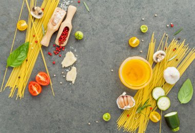 İtalyan gıda kavramı. Malzemeler Reyhan, spagetti için
