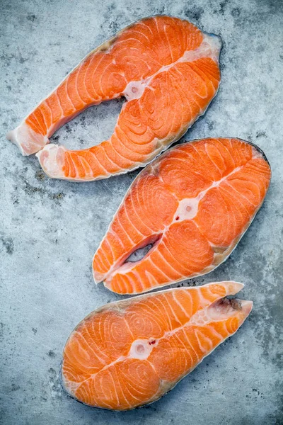 Filé de salmão fresco fatiado flat lay em fundo metálico gasto . — Fotografia de Stock