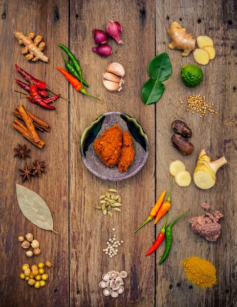 Olika indiska kryddor och örter. Matlagning ingredienser och röd — Stockfoto