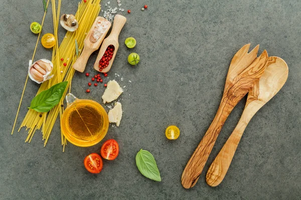 Italské jídlo koncept. Špagety s ingrediencí bazalka, k — Stock fotografie