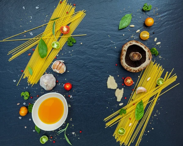 Concepto de comida italiana. Espaguetis con ingredientes de albahaca dulce, a — Foto de Stock