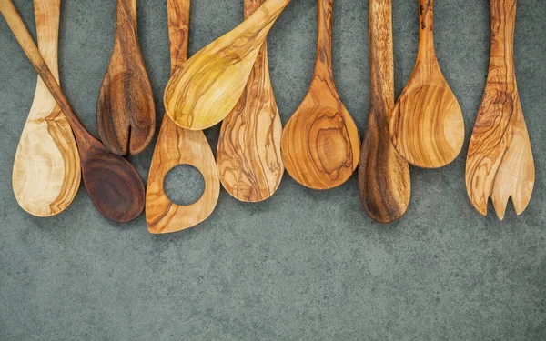 Drewniane różnych granicy gotowania naczynia. Drewniane łyżki i drewniane — Zdjęcie stockowe