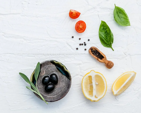 Latar belakang makanan dengan tomat herbal segar, irisan lemon, semangat hitam — Stok Foto